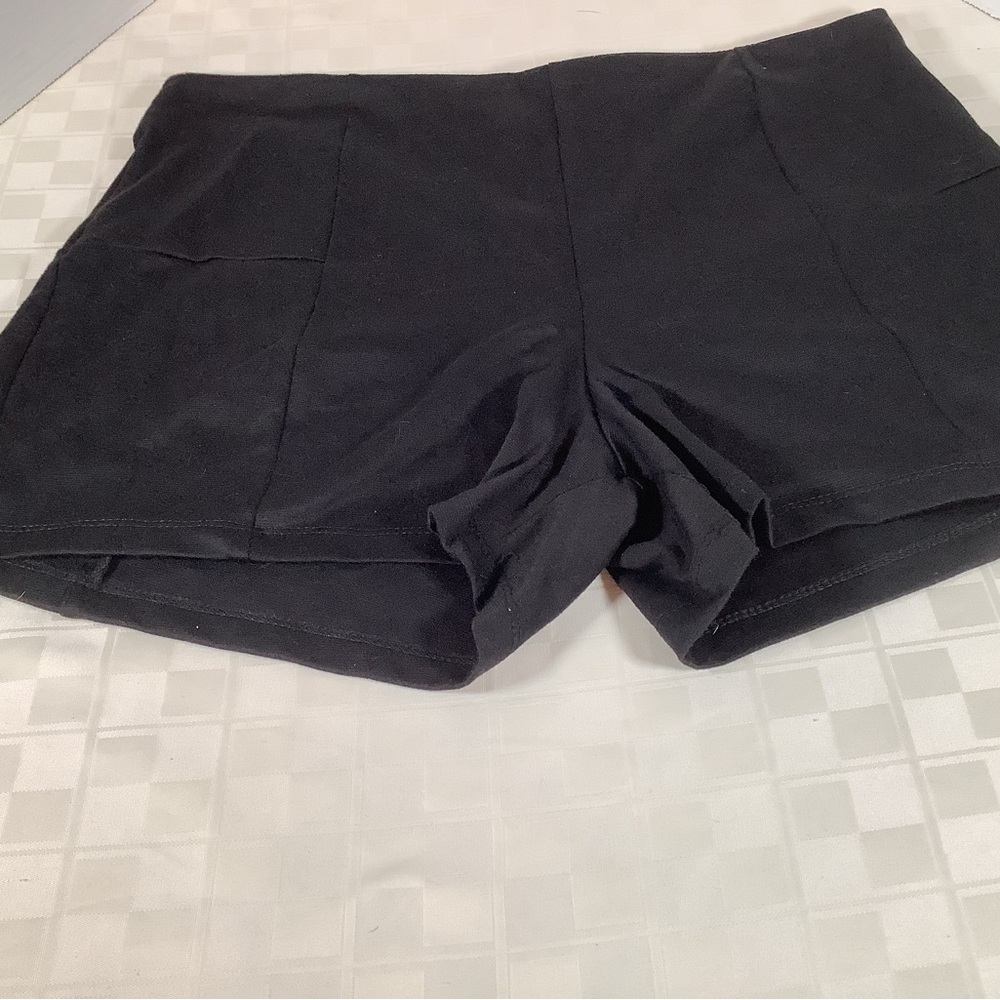 💜 Women’s black shorts by D G N Y